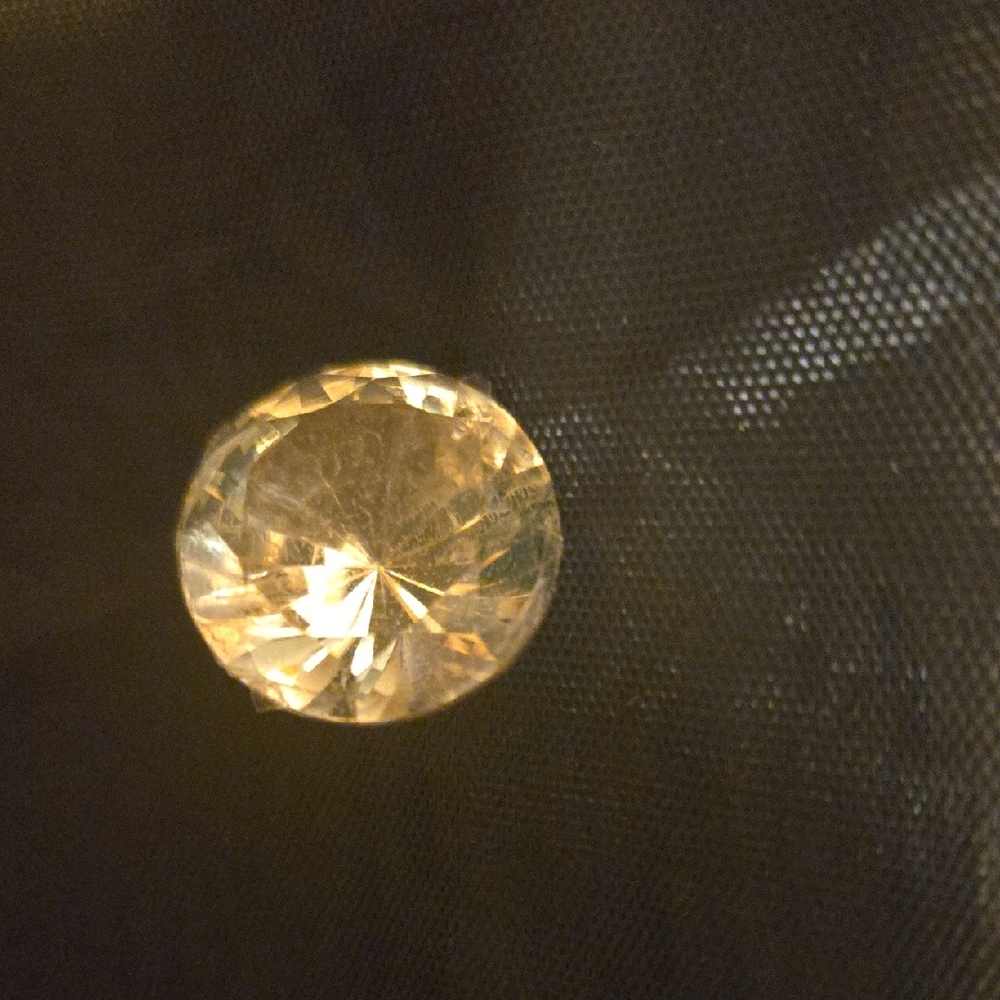 Elegant Gold-Toned Gemstone. 23.35ct.